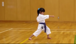 Bé gái 5 tuổi biểu diễn tự tin với bài thi lên đai karate
